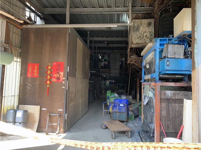 台南市安定区中沙里中崙工业区一家电镀厂，24日下午传出工安意外，疑因员工误将聚氯化铝与漂白水混合，导致有害气体逸散，多名员工吸入呛伤，其中54岁林姓男子当场已无呼吸心跳。（读者提供／洪荣志台南传真）