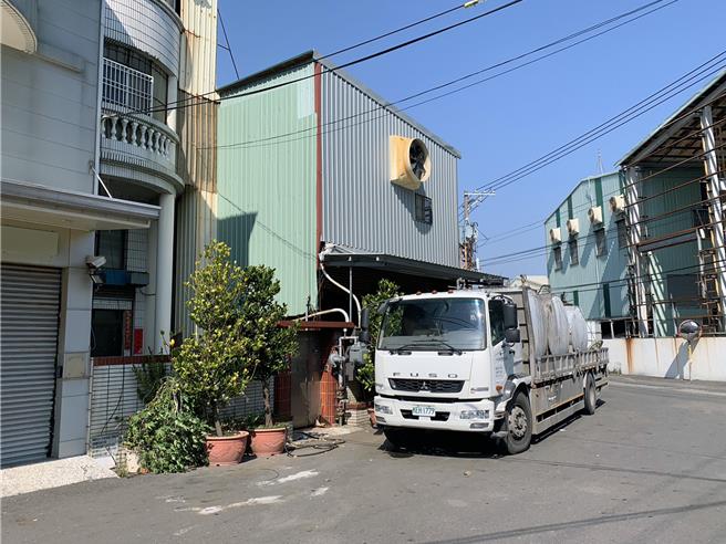 台南市安定区中沙里中崙工业区一家电镀厂，24日下午传出工安意外，疑因员工误将聚氯化铝与漂白水混合，导致有害气体逸散，多名员工吸入呛伤，其中54岁林姓男子当场已无呼吸心跳。（读者提供／洪荣志台南传真）