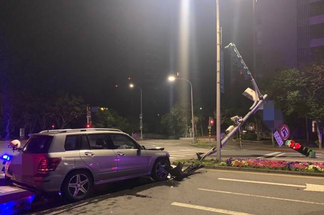 34岁柯姓男子驾驶自小客车行经研究院路二段61巷口时，疑似酒后恍神，竟直接撞上分隔岛，导致号志杆倾斜。（图警方提供／简铭柱翻摄）