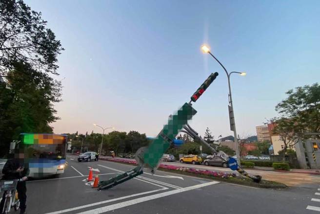 34岁柯姓男子驾驶自小客车行经研究院路二段61巷口时，疑似酒后恍神，竟直接撞上分隔岛，导致号志杆倾斜。（图警方提供／简铭柱翻摄）