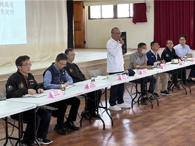 台电与核三厂在恒春镇公所举办「核三厂3月6日火灾事件说明会」，恒春镇长尤史经（左四）要求核三厂对于管理缺失要加强改善。（核三厂提供／罗琦文屏东传真）