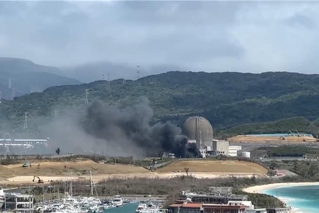 核三厂废弃空压机厂房后方的2座冷却水塔6日发生火警，火势在半个多小时内扑灭，但浓烟在数公里外可见，引发居民不安。（资料画面／罗琦文屏东传真）