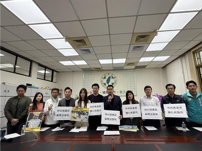 綠營今開記者會批新黨副祕書長游智彬打著桃園市政顧問名號鬧立院、騷擾教會和學校，要求市長張善政立刻收回聘書並道歉。(蔡依珍攝)