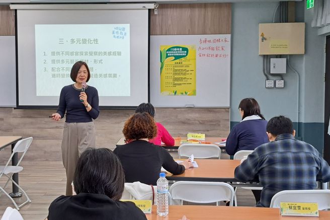 南大美感計畫由實踐大學王慧敏助理教授說明六大原則融入幼兒園課程設計的方式。（照片／國立臺南大學提供）