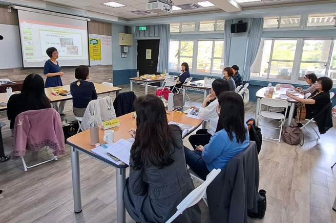 南大美感計畫師培社群教授群熱烈討論師培生幼教美感領域課程與教學。（照片／國立臺南大學提供）