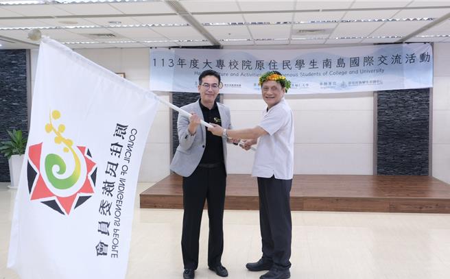 原民会将在3月30日起率全国20位大专校院原住民学生，赴美国夏威夷进行8天交流活动，今天举办授旗典礼，并由主委曾智勇（图右）亲自授旗。（原民会提供／蔡佩珈台北传真）