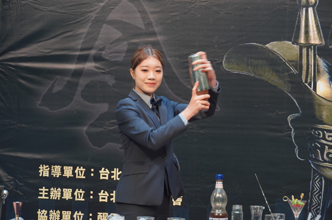 高中職組亞軍東吳高工李單宇表示，比賽指定用酒義大利FABBRI果露風味獨特，激發創作靈感。（照片／醒吾科大提供）