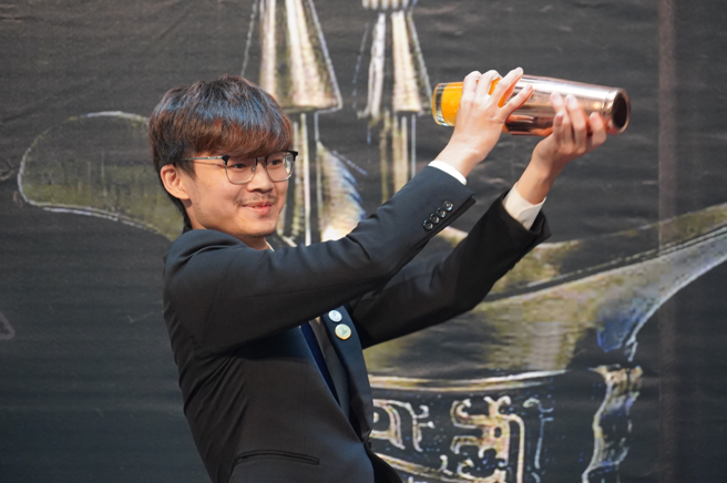 國際職業組冠軍醒吾科大觀光系黃柏勳感謝指導老師王建華的協助，並表示將挑戰更多國際賽事。（照片／醒吾科大提供）