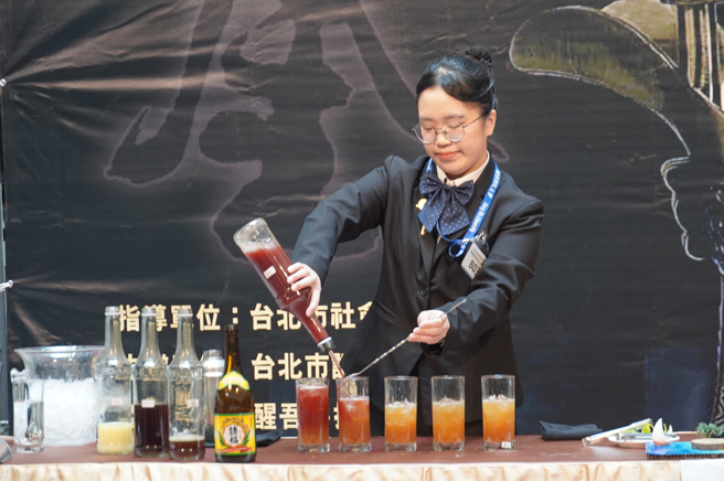 大專職業組冠軍醒吾科大餐旅系張芷菱期望結合台灣在地風味，創造更具特色的調酒作品。（照片／醒吾科大提供）