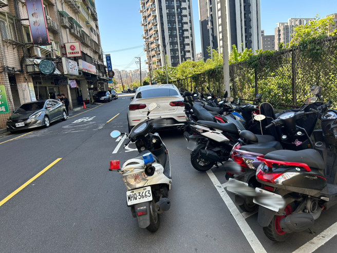 71歲李姓男子22日中午12時20分許，駕駛賓士小客車行經北新路169巷時，疑似因身體不適突打噴嚏，導致操控失當，車輛失控擦撞停車格內10輛機車。（圖警方提供／簡銘柱翻攝）