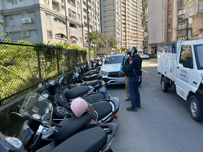 71歲李姓男子22日中午12時20分許，駕駛賓士小客車行經北新路169巷時，疑似因身體不適突打噴嚏，導致操控失當，車輛失控擦撞停車格內10輛機車。（圖警方提供／簡銘柱翻攝）