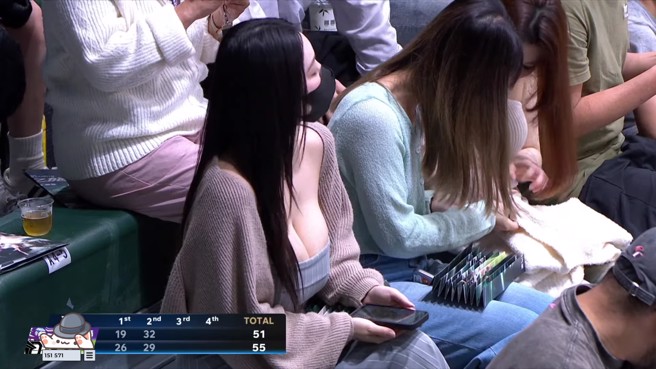 低胸妹身材讓網友們大噴鼻血，紛紛跪求IG。（圖／YouTube@TPBL）