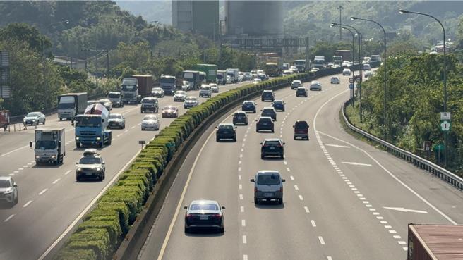 国道1号的五堵至汐止交流道段在尖峰时刻常塞车，交通处高速公路局已匡列经费36亿5千万元协助拓宽以及补强边坡工程，预计2031年完工。（立委王正旭办公室提供／徐佑升基隆传真）