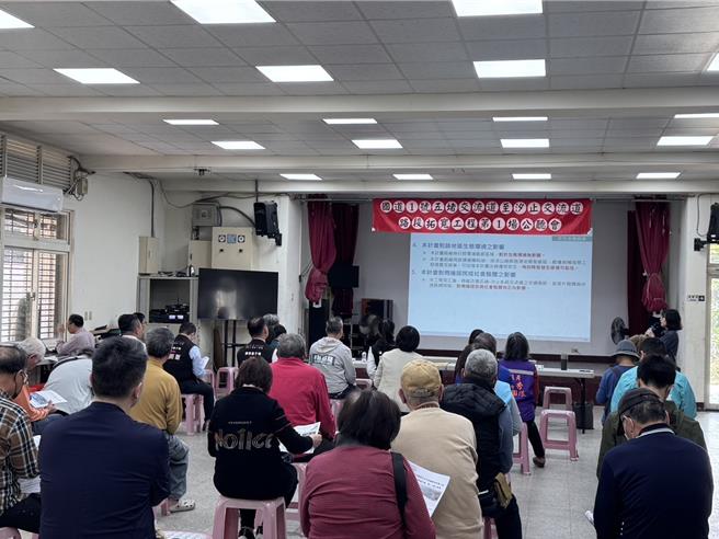 国道1号的五堵至汐止交流道段在尖峰时刻常塞车，交通处高速公路局已匡列经费36亿5千万元协助拓宽以及补强边坡工程，预计2031年完工。图为24日拓宽工程公听会情形。（立委林沛祥办公室提供／徐佑升基隆传真）