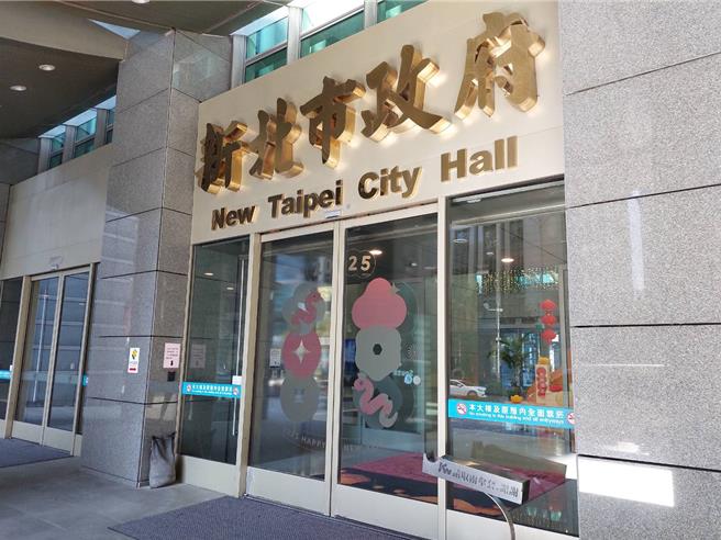 民进党组织部主任张志豪今（24） 日表示，新北市政府某副处长恐吓基层不得连署罢免。对此，新北市新闻局长李利贞表示，市府一向秉持法律怎么规定就怎么做。（陈慰慈摄）