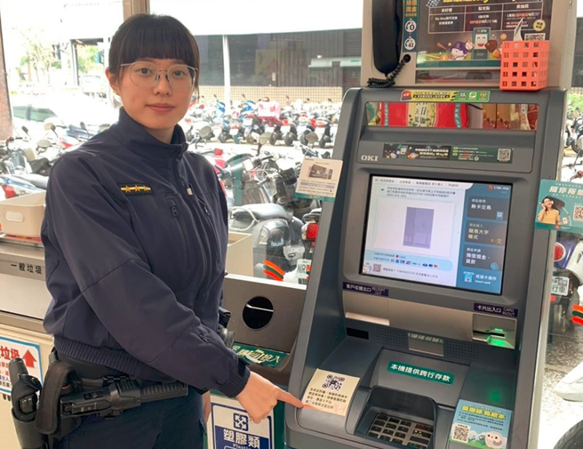 图为中市警局第二分局规画ATM反诈骗宣导计画，扫QRCode直通警局报案，成功举报可获5000元奖金。（中市警二分局提供）