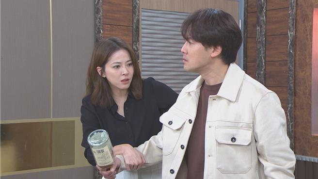 苏晏霈《好运来》中惨遭扰骚，黄文星来营救。（民视提供）