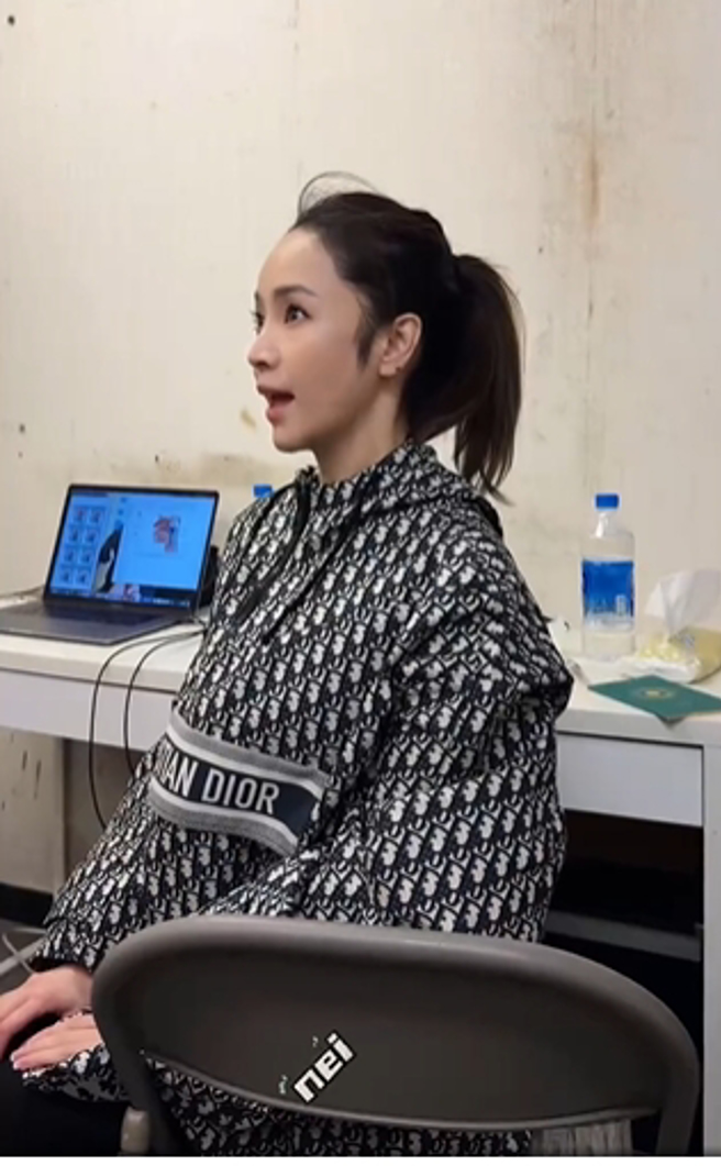 侯佩岑特别找声乐老师练唱。（图／翻摄自侯佩岑 微博）