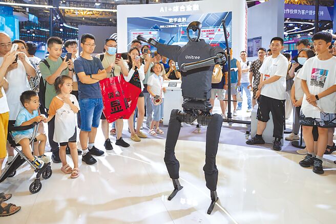 宇樹機器人可以靈活跳舞。圖／新華社