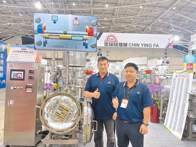 金瑛發公司專案經理王昇傑（左）、越南經理武玉松（右）一致表示，該公司新推出的實驗型高溫高壓殺菌釜易操作，在大學、研究所實驗室、甚至越南、東南亞市場大受歡迎。圖／李水蓮