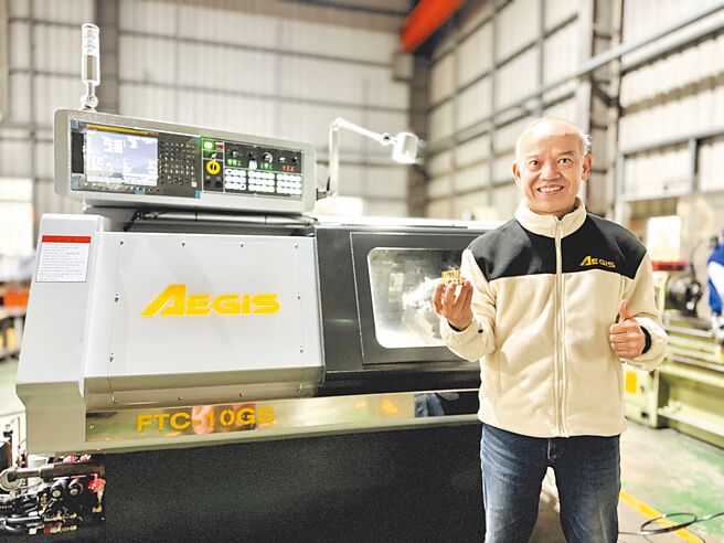 凡仕成董事長唐誌成與FTC-10GS CNC車床合影。圖／業者提供