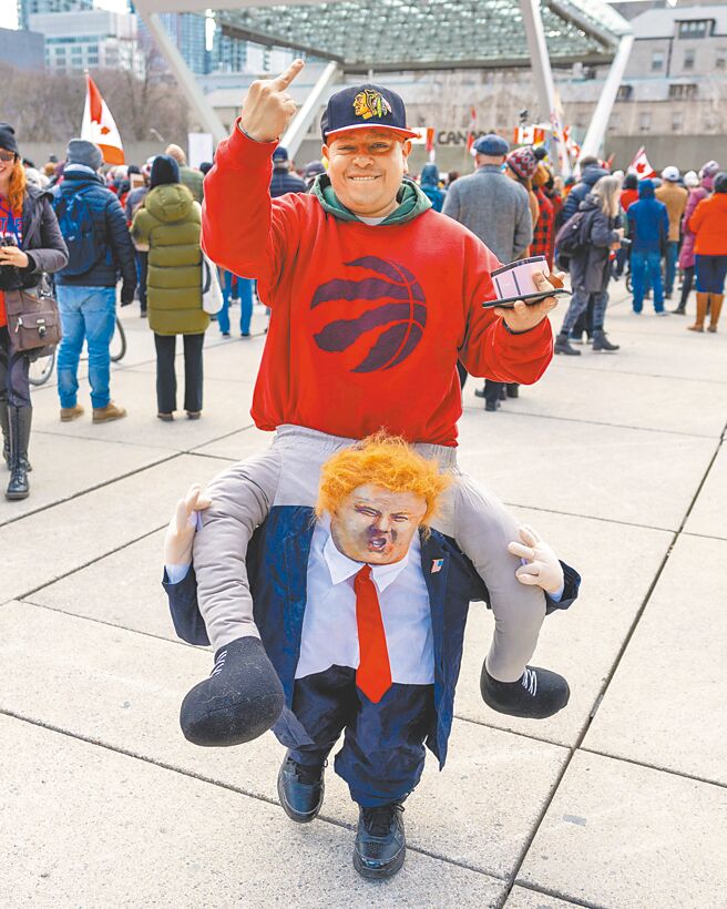 美国在维护「反对征服领土」的国际规范上长期扮演关键角色，然而近期立场出现摇摆，美国总统川普不仅多次提议购买格陵兰岛，还喊话让加拿大变成第51州。图为加拿大群眾于3月22日齐聚响应「举起肘子」活动，呼吁大家团结起来反击川普的关税政策和併吞威胁。（路透）