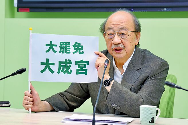 面对全台掀起的罢免风潮，民进党立院党团总召柯建铭23日召开记者会时拿着印有「大罢免大成宫」字样旗帜。（邓博仁摄）