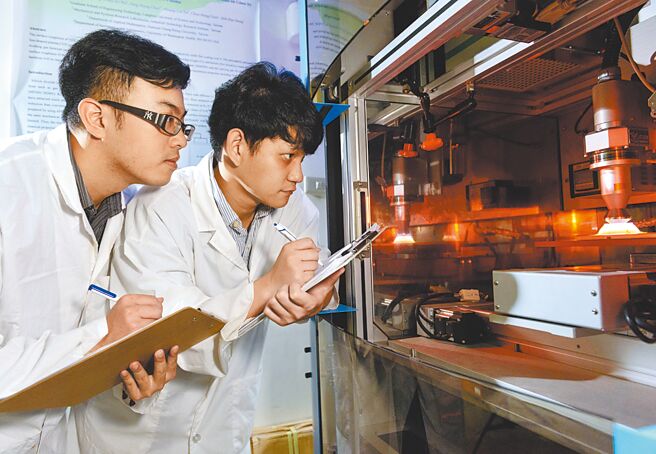 東南亞學生多半畢業後就返國，與政府原本期待攬才的用意有落差。圖為學校開辦半導體與資安相關系所。（龍華科大提供）