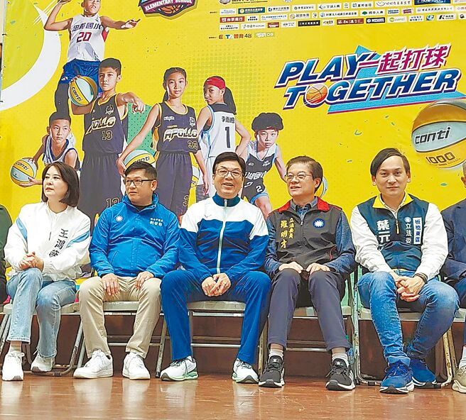新北市副市長劉和然（中）23日出席全國國小籃球錦標賽為小選手加油打氣，國民黨立委葉元之（右一）與羅明才（右二）到場，台北市立委王鴻薇（左一）也跨區出席。（陳慰慈攝）