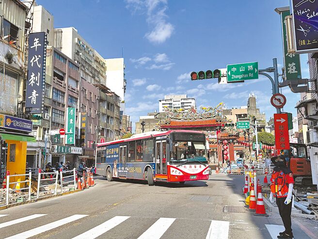 桃園市交通局嚴格要求公車準點率，若累積9天以上未達標將開罰。（蔡依珍攝）