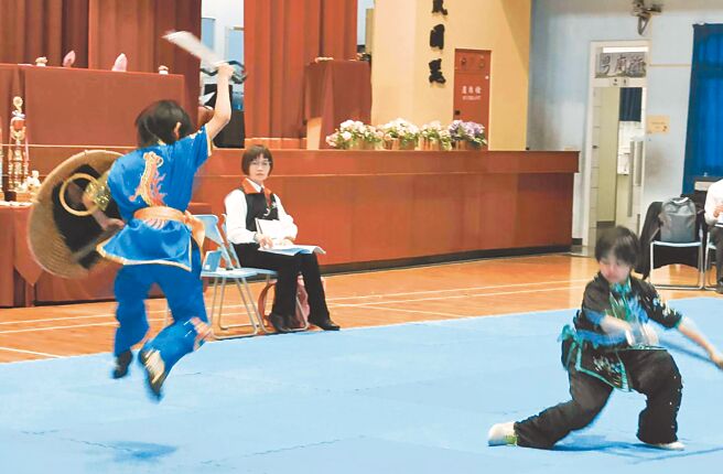 彰化縣教育盃國術錦標賽23日在南興國小登場，吸引全縣35所學校、201位選手報名參賽。（葉靜美攝）