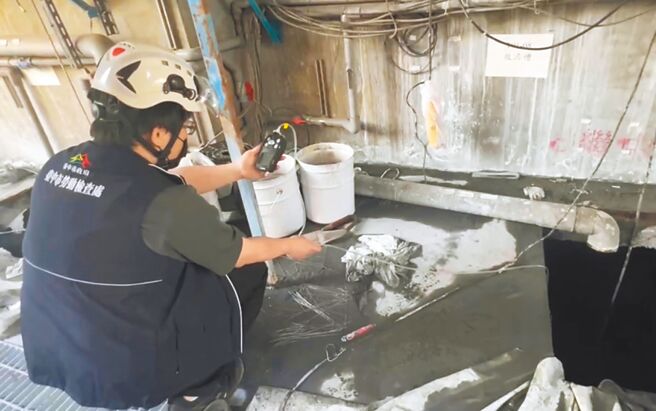 台中市西屯區某金屬表面處理公司6名台、越籍勞工23日清理汙水槽時出現身體不適、昏迷，勞檢處派員檢查發現槽內殘留硫化氫等有毒氣體，依違反《職安法》要求業者停工改善並開罰。（中市勞檢處提供／潘虹恩台中傳真）