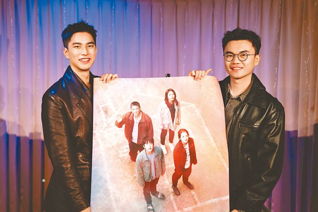 曾敬驊（左）與潘客印帶著知名設計師方序中操刀的國際版海報前往大阪亞洲電影節。（牽猴子提供）