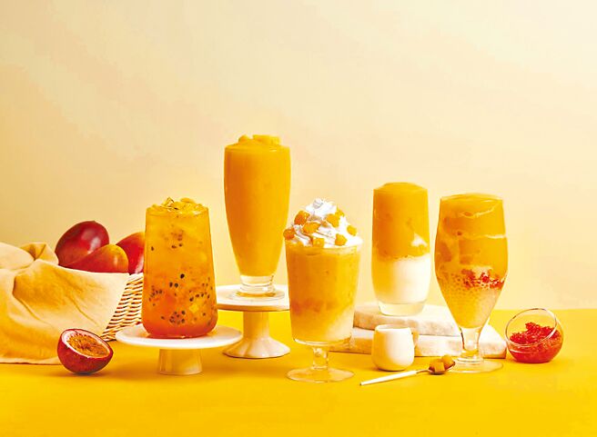 Mr. Wish热搭爱文芒果季，24日起时令新品「金芒雪顶」华丽登场，搭配清爽系新品「芒芒百香」，再加上两款经典芒果饮「杨枝甘露」、「爱文芒果冰沙」同步回归，全面开启春夏最强「芒」力飨宴（见图）。（Mr. Wish提供）