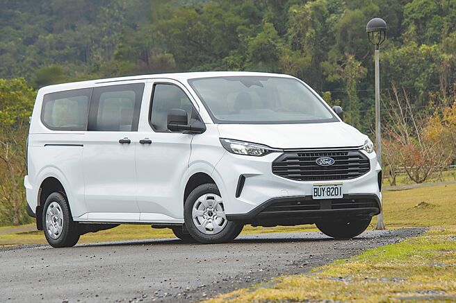 Ford Tourneo Custom福特旅行家Kombi Trend六座外观简约大方，彰显务实取向的风格。（陈大任摄）