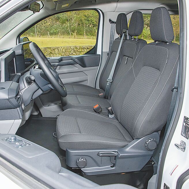 Kombi Trend六座车型的前座设计为可供3人乘坐的造型，驾驶座可独立调整椅背角度、椅面高度等贴合坐姿。（陈大任摄）