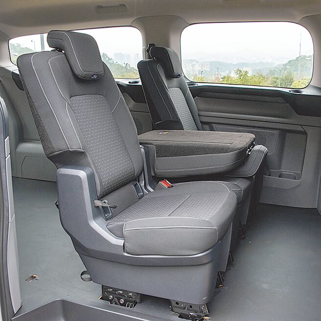 第二排座椅为三人座设定，椅背可分别前倾折迭，图为双座的模式。（陈大任摄）