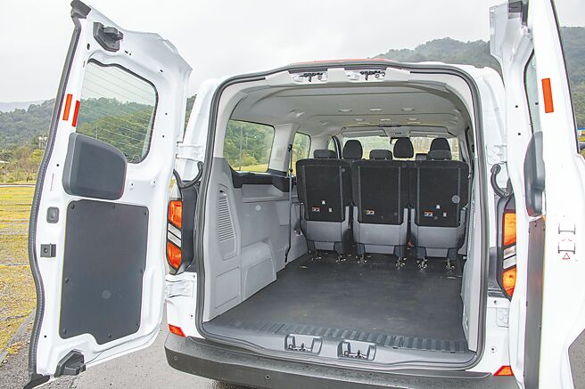 尾门採取对开式设计，车内的地板相当平整，很适合置放各种物品。（陈大任摄）