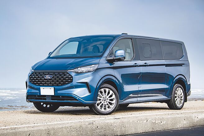 Ford Tourneo Custom福特旅行家Bus Titanium八座车型外观较六人座拥有更多细节，展现豪华风范。（陈大任摄）