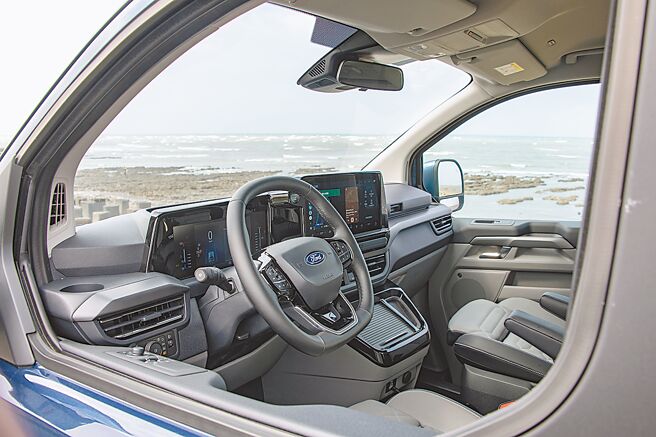 Bus Titanium八座车型追加360度环景影像行车辅助系统，各项控键旋钮操作相当方便。（陈大任摄）