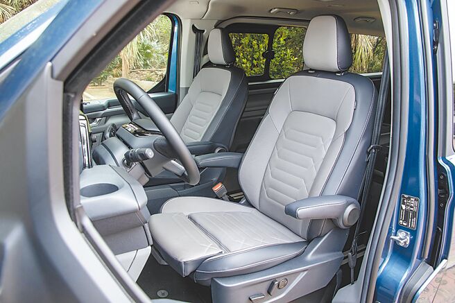 Bus Titanium八座车型双前座为人体工学皮质座椅，配有扶手及12向电动调整（含电动腰靠）功能。（陈大任摄）