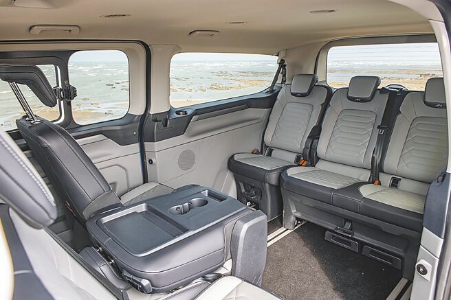 Bus Titanium八座车型导入全新无段式滑轨式座椅系统，内建同级唯一会议对座模式。（陈大任摄）