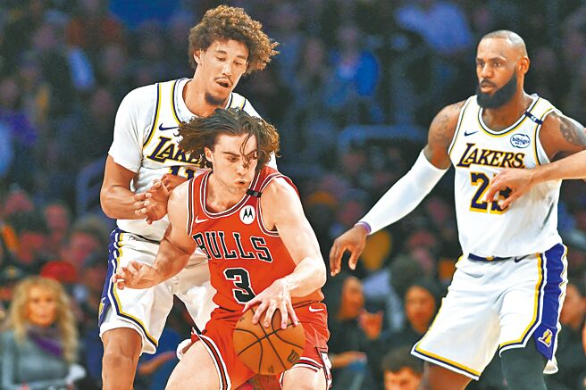 吉迪（中）運球轉身遭遇詹姆斯（右）、海斯兩名湖人球員包夾。（路透）