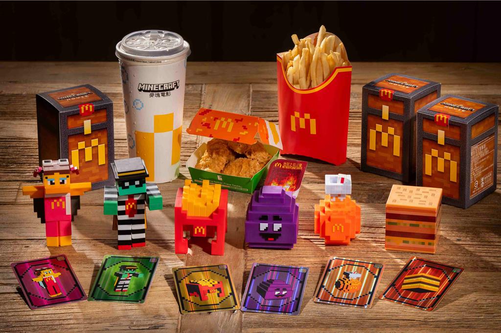 麥當勞「麥塊電影聯名特餐」包括10塊或6塊麥克鷄塊（原味／辣味）搭配經典配餐、一款麥塊公仔盲盒及角色SKIN兌換卡，229元起。（麥當勞提供／朱世凱台北傳真）