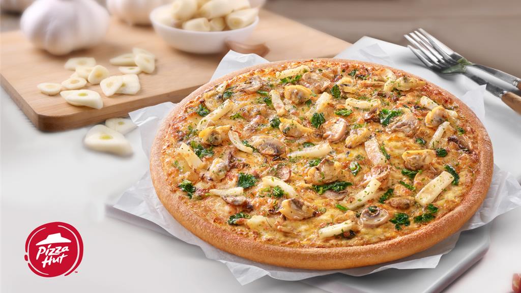 必勝客全新推出「香濃蒜香海鮮比薩」，以台味經典蒜香結合海鮮鮮甜，打造濃烈又鮮美的口感。（必勝客提供／朱世凱台北傳真）