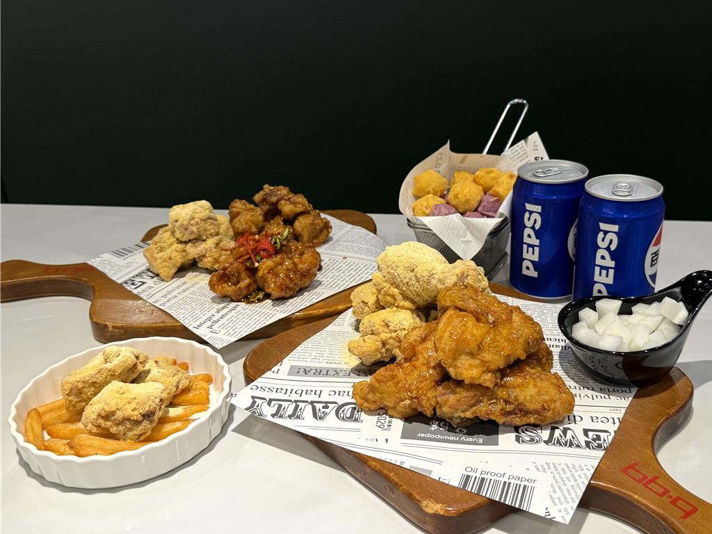 bb.q CHICKEN「嘿皮歡樂餐」內含可任選兩種口味的「半雞拼盤」1份，還有一次能吃到蜂蜜蒜味、起司、韓式甘醬3種超人氣口味的「去骨炸雞拼盤」、炸薯條跟汽水組合，899元。（全家餐飲提供／朱世凱台北傳真）