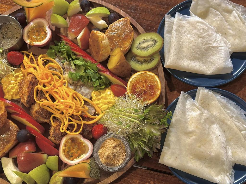 以浮誇系早午餐打響名號的「前棟咖啡」，清明節期間推出隱藏版限定餐點「祭祖早午餐」，內含象徵「三牲」的主菜與潤餅皮。（前棟咖啡提供／蕭嘉蕙台東傳真）