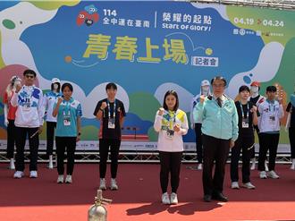 台南全中運服裝展海洋環保風 「舉重精靈」方莞靈偕選手走秀