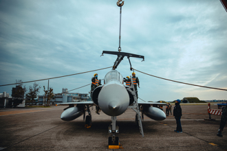 罕見畫面曝！空軍「立即戰備操演」吊掛幻象戰機  出動重機具裝備