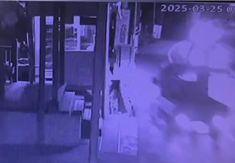 南投男開小貨車撞斷對向路燈 上半身掛擋風玻璃慘死